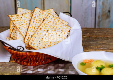 Traditionelle jüdische Mazze Suppe, Knödel aus matza Essen Boden matzo. Stockfoto