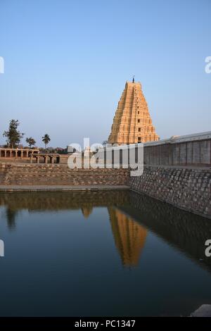 'Marvelous Reflexion des erhabenen Östlichen gopura Der virupaksha Temple auf der in der Nähe von Tempel Teich (Pushkarani) - Hampi, Karnataka' Stockfoto