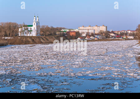 Schwimmende Eis auf dem Fluss Zapadnaya Dvina in Polotsk, Weißrussland Stockfoto