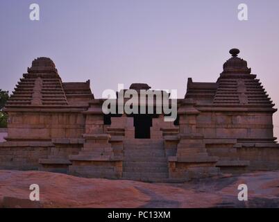 Ein Abend der trikuta Jain Tempel - Hemakuta Gruppe von Tempeln, Hemakuta Hill, Hampi. Stockfoto