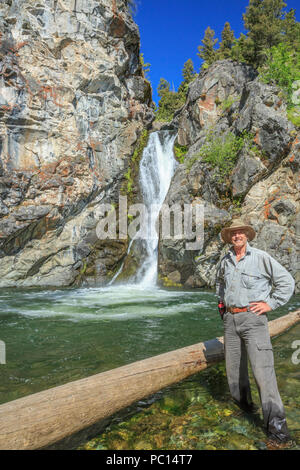 Self Portrait von John LAMBING unter Crow Creek Falls in die Elkhorn Mountains in der Nähe von forst, Montana Stockfoto