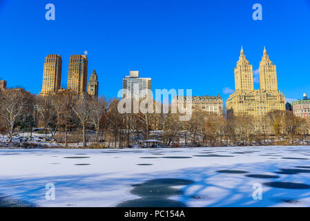 See im Central Park von New York City im Winter Landschaft, USA Stockfoto