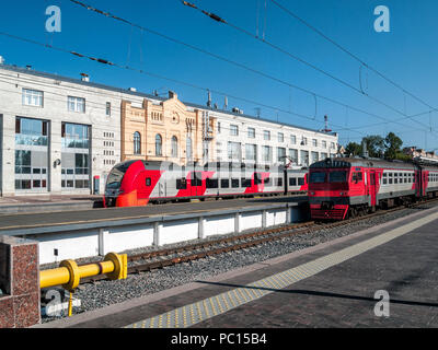 In der Nähe des Gebäudes des Finnischen Bahnhof in der Stadt St. Petersburg, die Plattform hat Suburban elektrische Züge Stockfoto