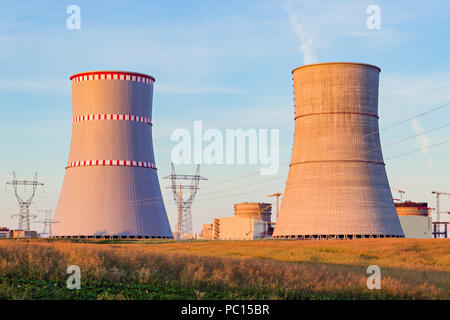 NPP, Kühltürme des Kernkraftwerks in Bau in Astravets, Gebiet Grodno, Weißrussland. Diese Kühler ähneln dem Schach piec Stockfoto