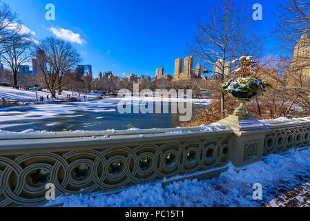 Bogen Brücke im Winter an sonnigen Tag, Central Park, Manhattan, New York City, USA Stockfoto