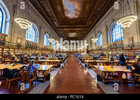 NEW YORK CITY - Dezember 12: Menschen lernen in der New York Public Library am 12. Dezember 2017 in Manhattan, New York City. Rose Main Reading Room wide Stockfoto