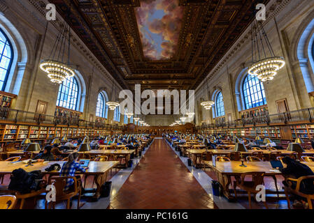 NEW YORK CITY - Dezember 12: Menschen lernen in der New York Public Library am 12. Dezember 2017 in Manhattan, New York City. Rose Main Reading Room wide Stockfoto