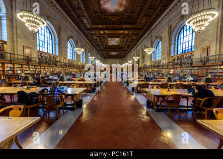 NEW YORK CITY - Dezember 12: Menschen lernen in der New York Public Library am 12. Dezember 2017 in Manhattan, New York City. Rose Main Reading Room wide Stockfoto