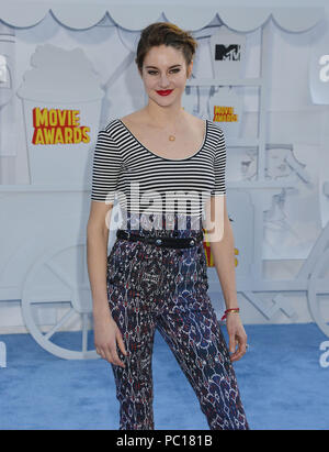 Shailene Woodley 056 bei den MTV Movie Awards 2015 im Nokia Theater in Los Angeles. April, 12, 2015. Shailene Woodley 056 - - - - - - - - - - - - - Red Carpet Event, Vertikal, USA, Filmindustrie, Prominente, Fotografie, Bestof, Kunst, Kultur und Unterhaltung, Topix Prominente Fashion/Vertikal, Besten, Event in Hollywood Leben - Kalifornien, Roter Teppich und backstage, USA, Film, Stars, Film Stars, TV Stars, Musik, Promis, Fotografie, Bestof, Kunst, Kultur und Unterhaltung, Topix, drei Viertel, vertikal, eine Person aus dem Jahr 2015, Anfrage tsuni @ Gamma-USA Stockfoto