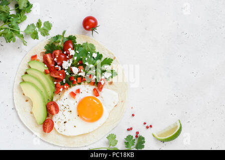 Fladenbrot mit Avocado, Ei und mexikanische Salsa. Ansicht von oben mit der Kopie Platz für Text. Gesundes Frühstück oder Mittagessen essen Stockfoto