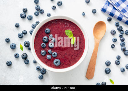 Acai smoothie Schüssel auf weißem Hintergrund, Ansicht von oben. Trendy Superfood Smoothie mit Heidelbeeren. Detox, Diät und Fitness Essen Stockfoto