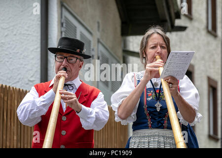 Ein paar spielen Alphorn, Zermatt, Schweiz Stockfoto