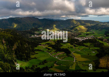 Luftaufnahme auf kleinen Dorf in der Nähe von vulkanischen See - Furnas auf die Azoren, São Miguel, Portugal. Stockfoto