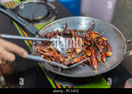 Kochen Getrocknete rote Chilis in der Pan, Thai Food Stockfoto