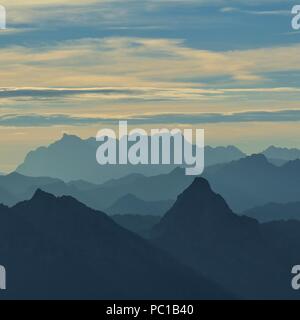 Morgen Szene in der Schweiz. Die Silhouette des Mount Grosser Mythen und die anderen Berge der Schweizer Alpen. Stockfoto