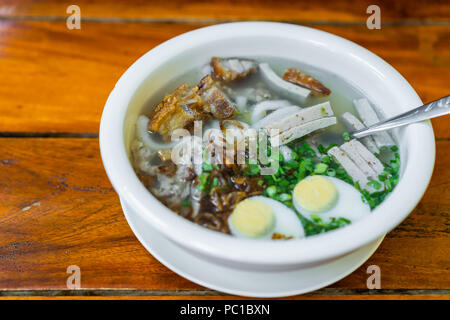 Reis vietnamesische Nudelsuppe mit Schweinerippchen auf Platte Stockfoto