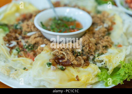 Vietnamesische traditionelle Pizza auf dem Teller Stockfoto