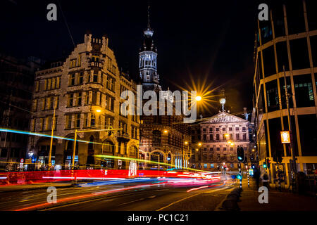 Amsterdam, Niederlande, April 2018: Nacht Blick auf Amsterdam, Niederlande Stockfoto
