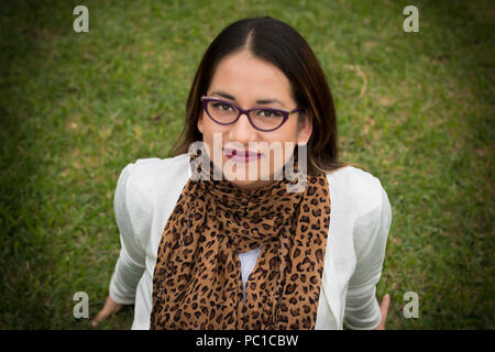 Frau, die in einem Park fotografiert wird. Stockfoto