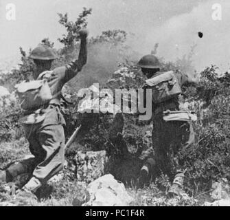 491 Polnische Soldaten der 2. Polnischen Korps Werfen von Granaten auf den Feind während der Kämpfe um Monte Cassino. Stockfoto