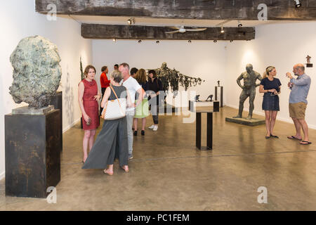 Laurence Edwards startet seine Skulptur Ausstellung in Maria Ort Gallery, Sydney. Eine vielfältige Auswahl an gebräunte Figuren. Stockfoto