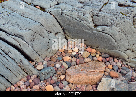 Strand Steine und Granit Felsen entlang Ennadai Lake Shoreline, Arktis Haven Lodge, Ennadai Lake, Nunavut, Kanada Stockfoto