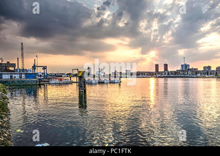 Rotterdam, Niederlande, 16. Juli 2018: Die Sonne über den Hafen und die Halbinsel Katendrecht Maashaven Stockfoto