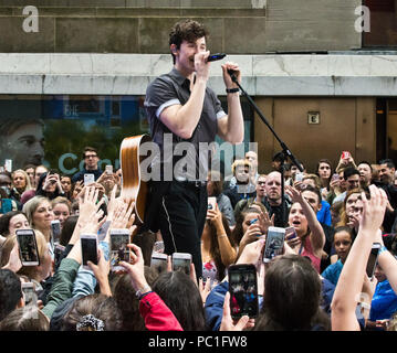 New York, NY, USA. 1. Juni 2018. Kanadische Singer-Songwriter Shawn Mendes führt auf NBC's "Heute" zeigen Sommer-konzertreihe am Rockefeller Plaza. Stockfoto