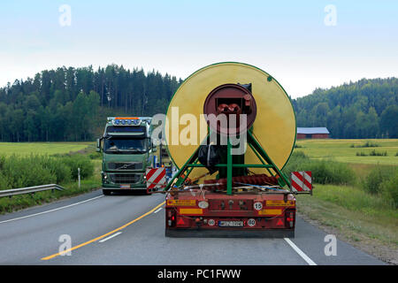 Ansicht der Rückseite des Oversize load Transport mit Auflieger von Peter-Star, Polen, vorbei an einem speziellen Transport-LKW auf der Straße. Salo, Finnland - Juli 27., 2018. Stockfoto