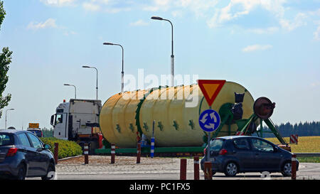 Oversize load Transport mit Auflieger von Peter-Star, Polen, fährt vorsichtig durch einen schmalen Kreisverkehr. Salo, Finnland - Juli 27., 2018. Stockfoto