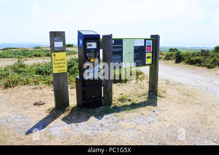 Parkplatz zahlen und Display, mit Informationstafeln, an der Hardy Denkmal, Portesham, Dorset, Großbritannien - Johannes Gollop Stockfoto