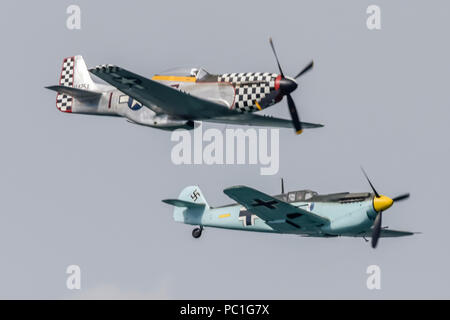 Hispano HA-1112-M1L 'Buchon' Messerschmitt ME 109 G - AWHM 1958 gebaut und des ehemaligen Spanischen Luftwaffe, neben einer 1940 TF-51D Mustang 414251 G-TFSI (im Gegensatz Maria) in Duxford stationiert. Stockfoto