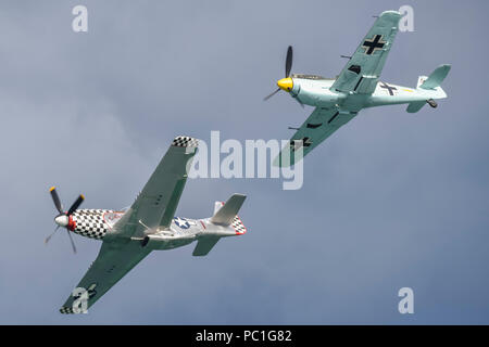 Hispano HA-1112-M1L 'Buchon' Messerschmitt ME 109 G - AWHM 1958 gebaut und des ehemaligen Spanischen Luftwaffe, neben einer 1940 TF-51D Mustang 414251 G-TFSI (im Gegensatz Maria) in Duxford stationiert. Stockfoto