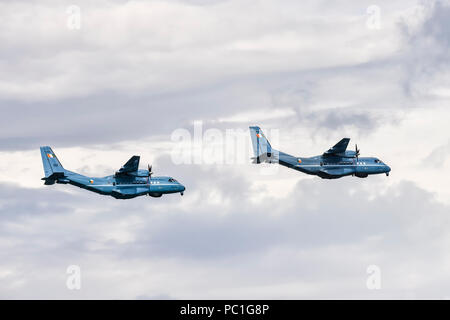 Zwei CASA CN-235 Seeüberwachungsflugzeuge vom Irish Air Corps gemeinsam im Formationsflug. Stockfoto