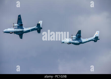 Zwei CASA CN-235 Seeüberwachungsflugzeuge vom Irish Air Corps gemeinsam im Formationsflug. Stockfoto