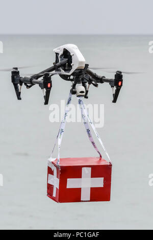 Eine DJI drone Inspirieren demonstriert, wie Sie ein Feld der ersten Hilfsgüter an einen remote Standort schnell liefern können. Stockfoto