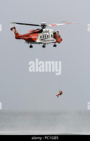 Winchman hinunter zum Meer vom irischen Küstenwache Sikorsky Rescue 115, S-92 EIN EI-ICD4CA98F, Shannon, County Clare stationiert Stockfoto