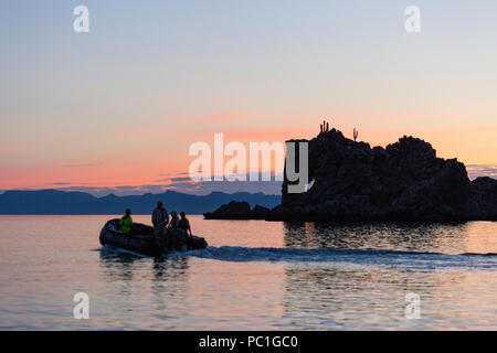 Sternzeichen Bootsfahrt bei Sonnenuntergang in der Nähe von Isla Santa Catalina, Baja California Sur, Mexiko. Stockfoto