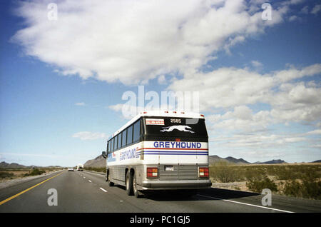 Greyhound Bus auf der Autobahn, 1990 Stockfoto