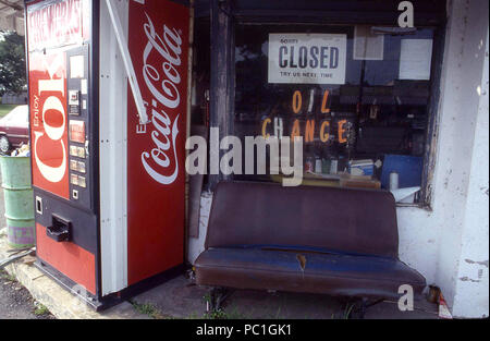 Verlassene Tankstelle in den 80er Jahren Stockfoto