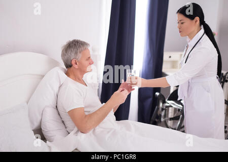 Krankenschwester, die Medikation. Stockfoto