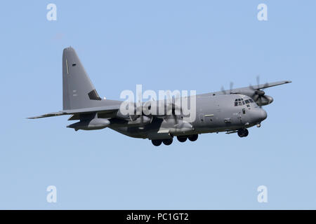 USAF Lockheed Martin MC-130J von der 352 Leistungsbeschreibung mit einer überhöhten Ansatz in die RAF Mildenhall, es ist Ausgangspunkt. Stockfoto