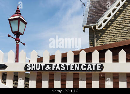 Schließen und befestigen Sie Tor an Carlisle railway station vereinbaren. Vereinbaren, North Yorkshire, Großbritannien Stockfoto