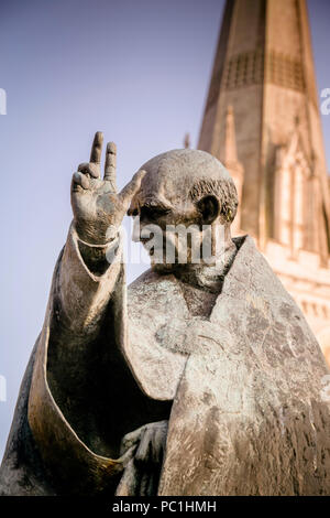 Skulptur von St. Richard von Philip Jackson fotografiert in Chichester Kathedrale in West Sussex Anfang 2018 am Anfang Der Dachsanierung Stockfoto