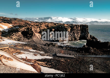 Typisch Isländischen sunrise sunset Cliff Landschaft bei Arnarstapi, in Snaefellsnes Halbinsel in Island Stockfoto