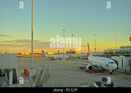 Brisbane, Queensland, Australien - 23. Juni 2018: Virgin Airlines Terminal, Flugzeugen, Be- und Entladen. Stockfoto