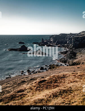 Typisch Isländischen sunrise sunset Cliff Landschaft bei Arnarstapi, in Snaefellsnes Halbinsel in Island Stockfoto