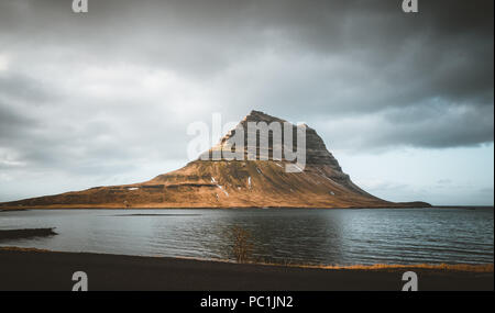 Kirkjufellsfoss und Kirkjufell Isländischer, Kirche Berg, ein 463 m hoher Berg an der Nordküste der Halbinsel Snaefellsnes Island, in der Nähe der Stadt Grundarfjordur, Island Stockfoto