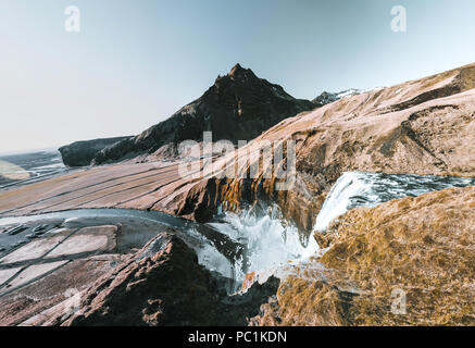 Island einen fantastischen Blick auf die Landschaft mit Fluss und Berg mit blauen Himmel an einem sonnigen Tag. Stockfoto