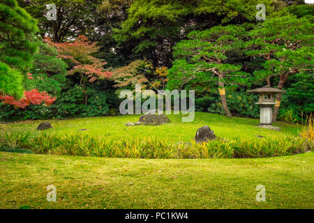 Hamarikyu (auch Hama Rikyu) Ältesten japanischen Garten und modernen Wolkenkratzern von Shiodome, Chuo Bezirk, Tokyo, Region Kanto, Insel Honshu, Japan Stockfoto